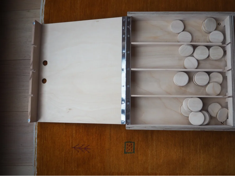 Holzkiste mit Sortierfächern für Spielsteine