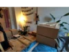 Zusammenbau von Holzmöbeln in einer Wohnung.