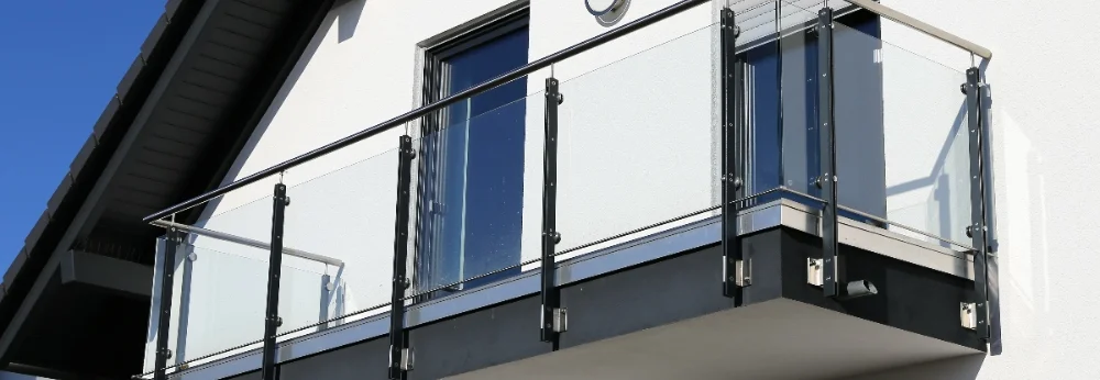Moderner Balkon mit Glasgeländer