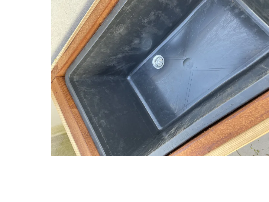 Schwarze Wanne in Holzrahmen