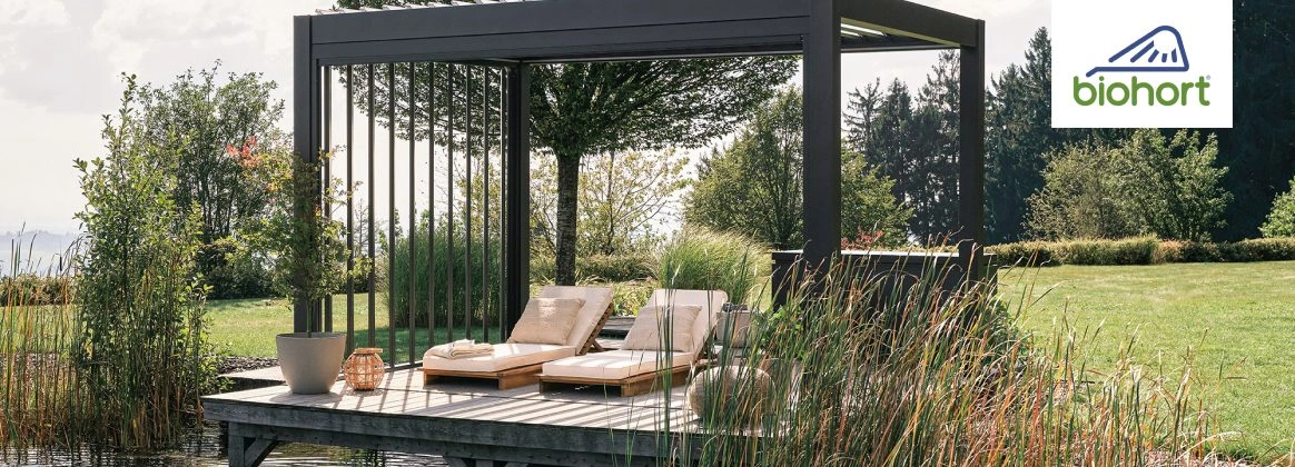 Eine Biohort Pergola steht in einem Garten