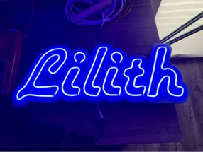 Blaue Leuchtschrift mit dem Namen Lilih
