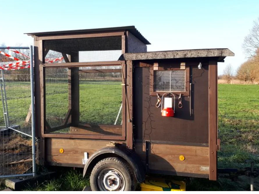 Mobiler Hühnerstall auf einem Anhänger