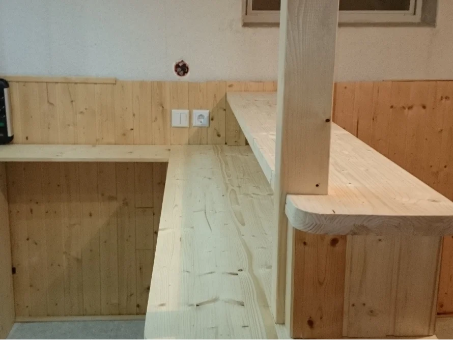 Ecke einer Arbeitsplatte aus Holz