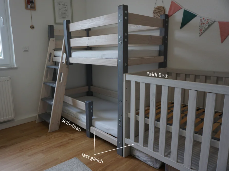 Ein Etagenbett und ein Babybett