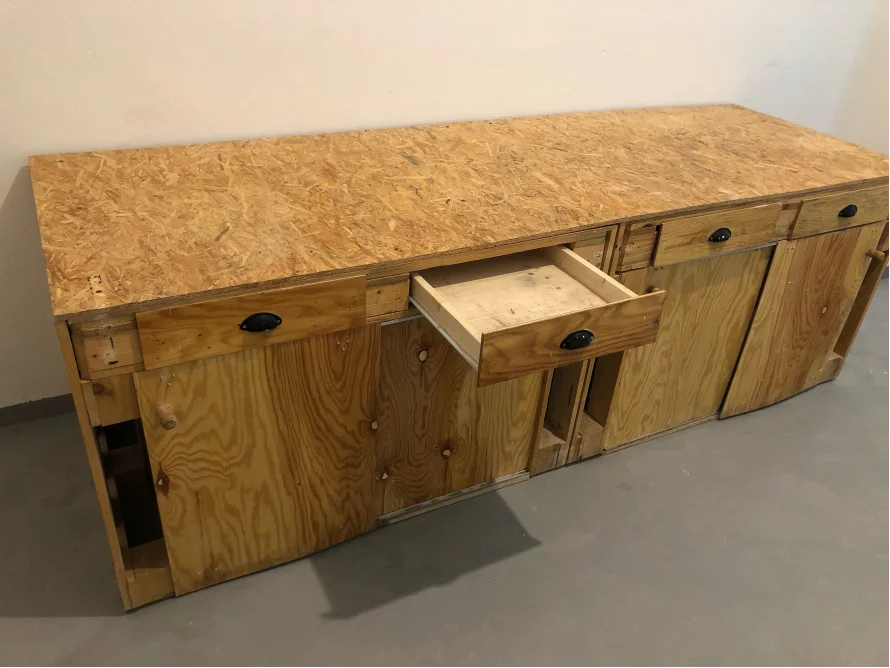 Werkbank aus Holz mit Schubladen