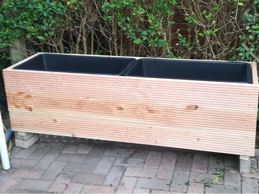 Holz Hochbeet mit zwei schwarzen Kästen