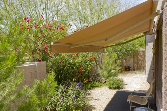Terrasse mit Markise und Gartenmöbeln