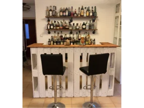 Selbstgebaute Bar aus weißen Holzpaletten