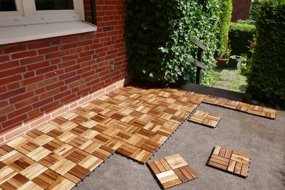 Holzfliesen auf Terrasse verlegen