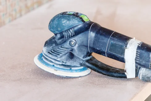 Schleifgerät auf Arbeitsplatte