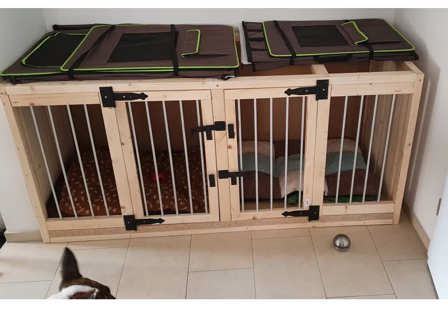Doppel Hundebox aus hellem Holz mit schwarzen Beschlägen