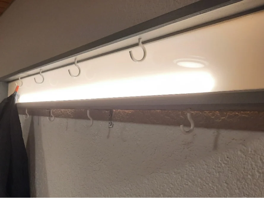 Garderobe mit Beleuchtung und Haken