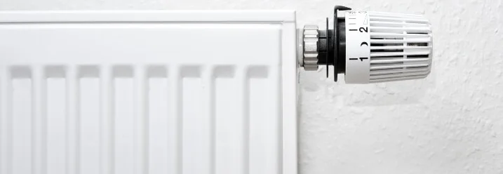Weißer Heizkörper mit Thermostat