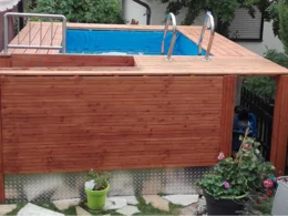 Holzpool im kleinen Garten