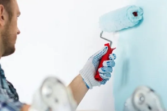 Person streicht Wand blau