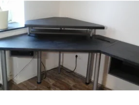 Eckschreibtisch mit Monitorerhöhung