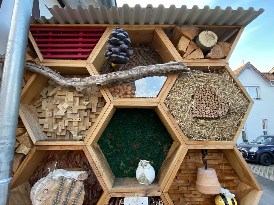 Insektenhotel in Wabenform