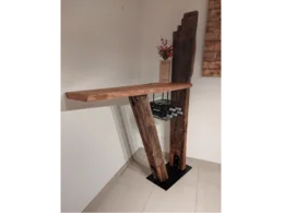 Rustikaler Holztisch mit Weinflaschenhalter