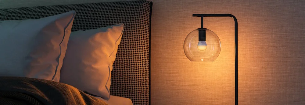 Beleuchtetes Schlafzimmer mit Bett und Lampe