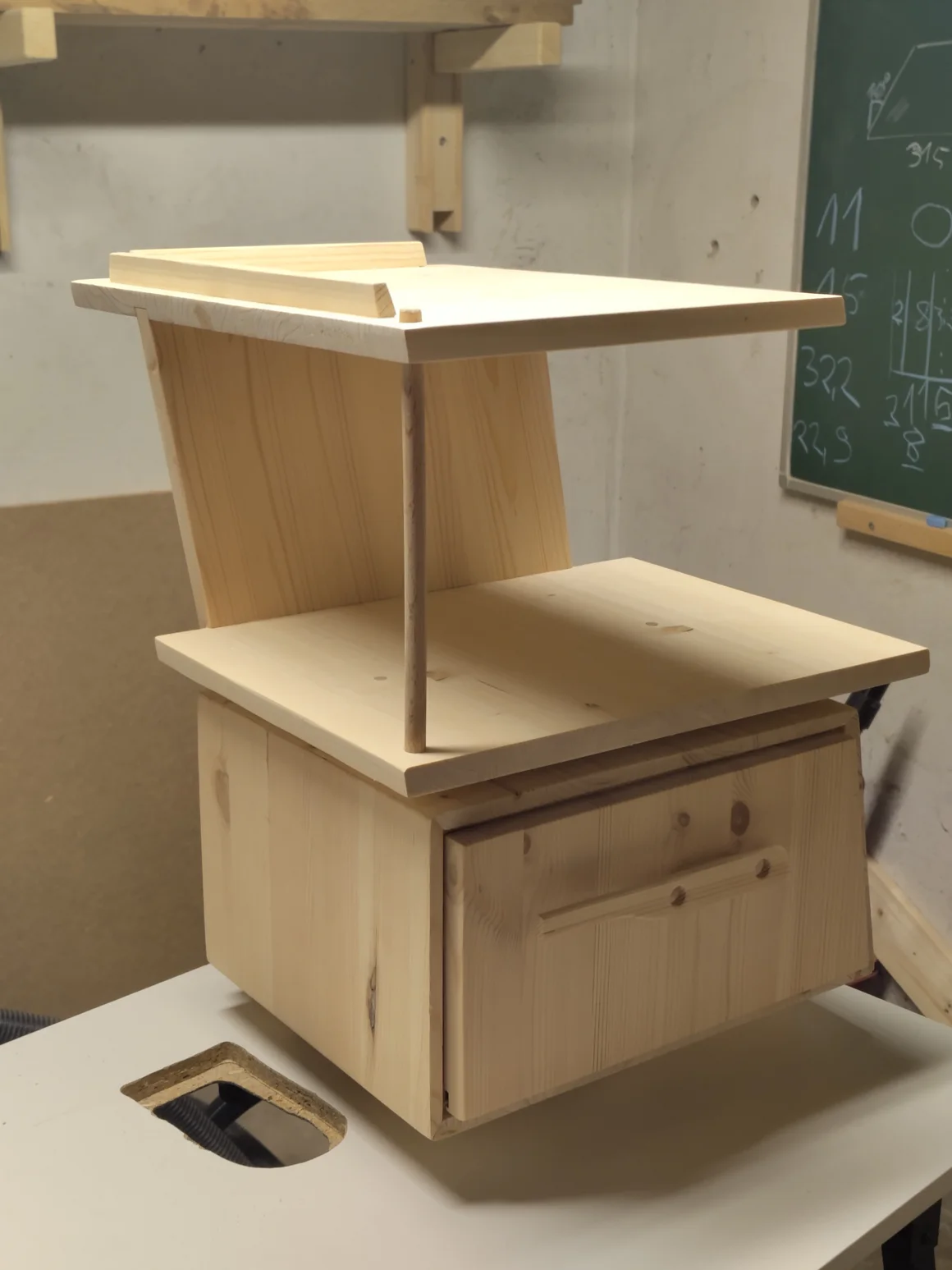 Ein selbstgebauter Nachttisch aus Holz.