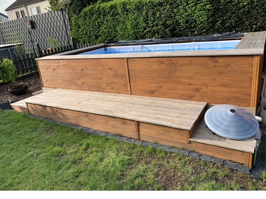 Holzpodest mit Pool