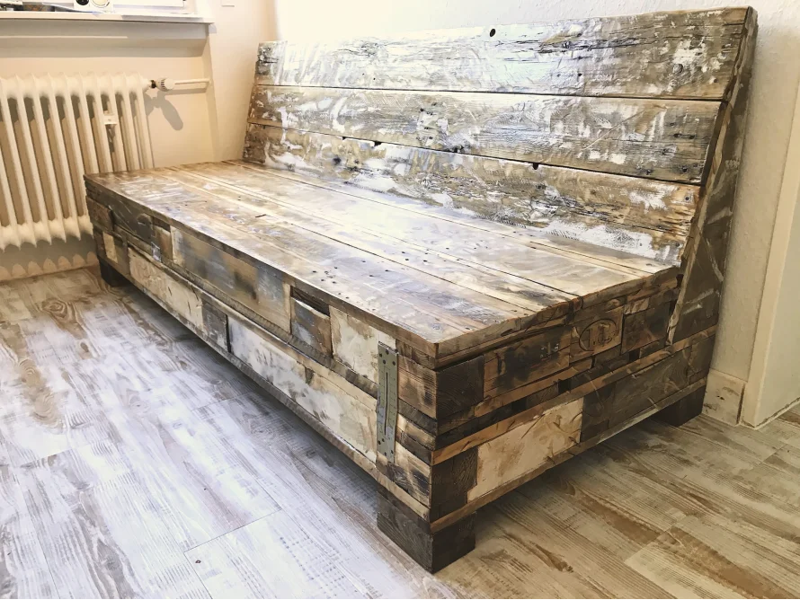 Rustikale Holzbank mit Stauraum