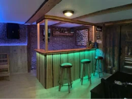 Rustikale Hausbar mit Barhockern