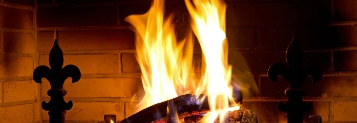 Brennende Holzscheite in einem Kamin