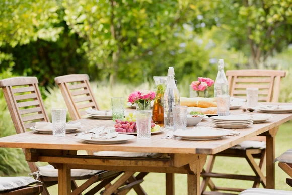 Gedeckter Gartentisch