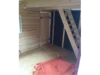 Innenansicht eines Gartenhauses mit Holztreppe
