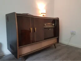 Ein alter hölzerner Stereoschrank mit Schallwand.