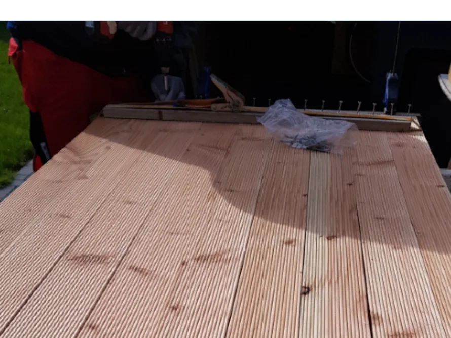 Holzlatten werden verlegt.