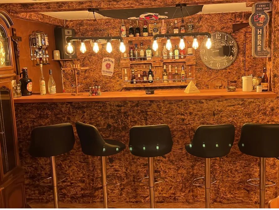 Rustikale Hausbar mit Barhockern