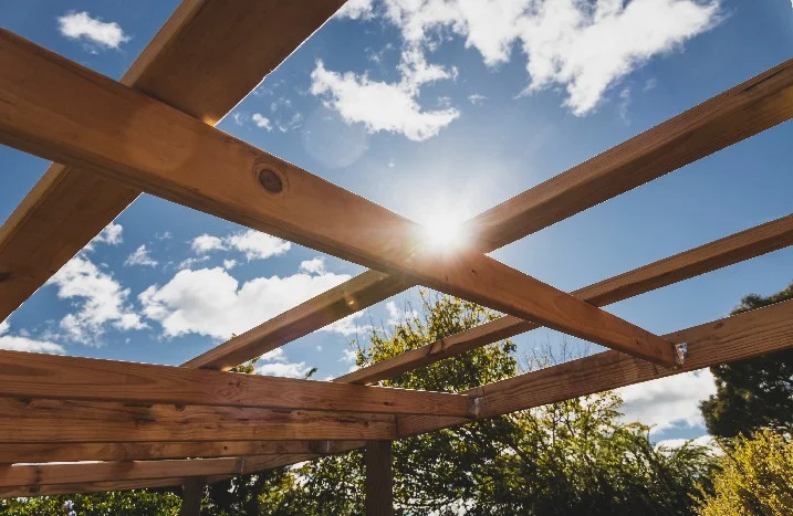 Holzbalken einer Pergola im Bau