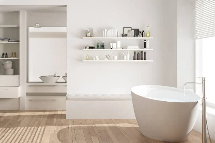 Modernes Badezimmer mit Badewanne