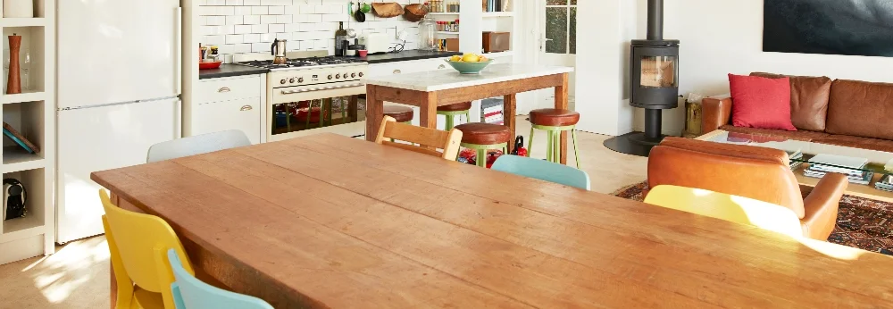 Ein Esszimmer mit offener Küche und Wohnzimmer
