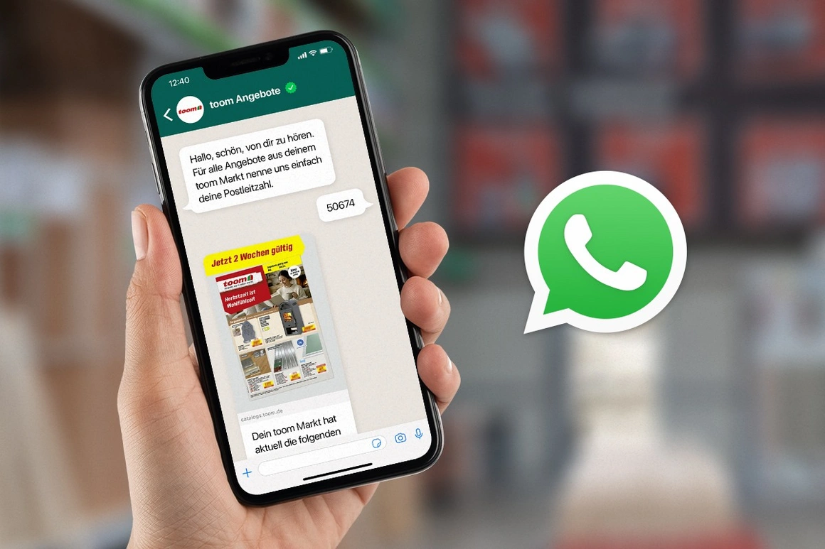 Ein Smartphone zeigt in einem Baumarkt den neuesten toom Prospekt via WhatsApp