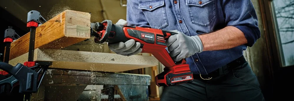 Person sägt Holz mit Stichsäge