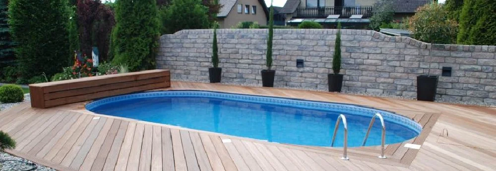 Ovaler Pool auf Holzterrasse