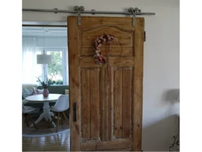 Rustikale Holzschiebetür mit Kranz