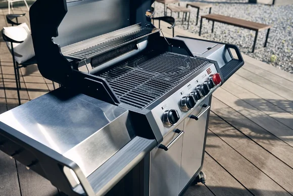 Gasgrill mit vier Brennern