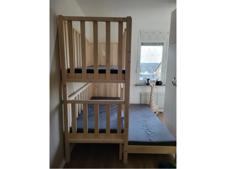Ein Hochbett aus hellem Holz mit zwei übereinanderliegenden Liegeflächen