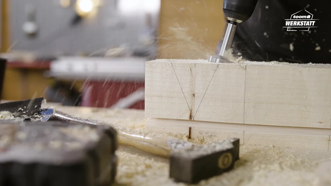 Holzbalken mit Bohrer