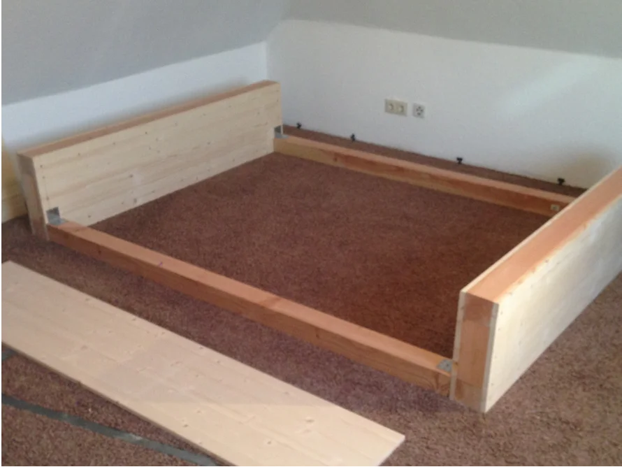 Unfertiges Bettgestell aus Holz