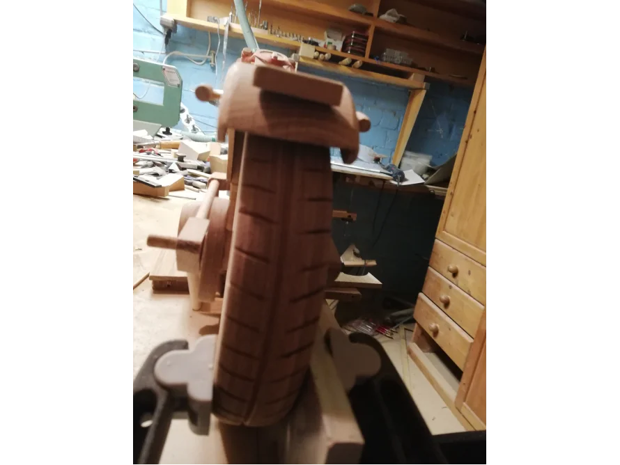 Spielzeugmotorrad aus Holz in einer Werkstatt