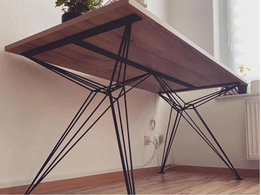 Tisch mit geometrischem Untergestell
