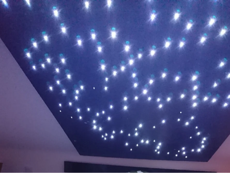Dunkelblaue Decke mit vielen kleinen Lichtern.