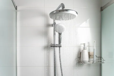 Laufende Dusche in gefliester Duschkabine