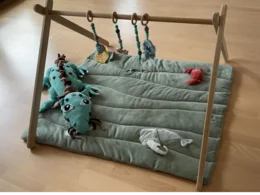 Holzgestell mit Spielzeug für Babys